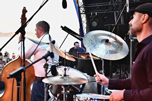 Jazzman Daniil Kramer (center) performing at the 17th Koktebel Jazz Party international festival