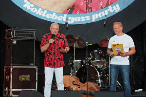 Chair of the Koktebel Jazz Party Organizing Committee and Rossiya Segodnya Director General Dmitry Kiselev (left) with festival mediator Ernest Mackevicius at the 17th Koktebel Jazz Party international festival