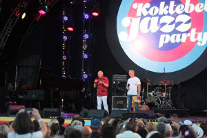 Chair of the Koktebel Jazz Party Organizing Committee and Rossiya Segodnya Director General Dmitry Kiselev (left) with festival mediator Ernest Mackevicius at the 17th Koktebel Jazz Party international festival